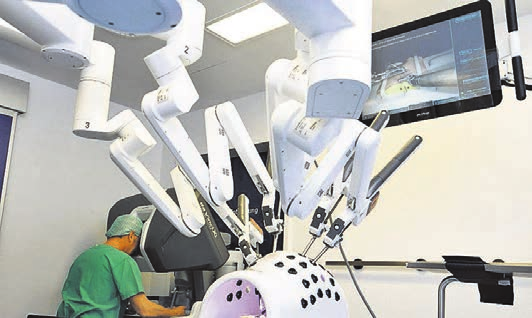 Der Operationsroboter da Vinci kommt zum Beispiel bei Darmkrebs-Operationen zum Einsatz.