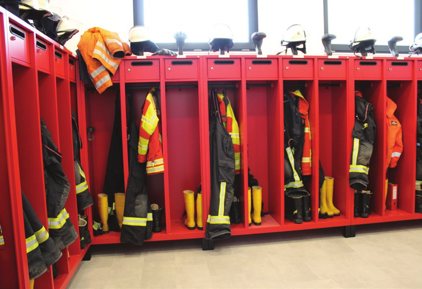 So sieht es in der Umkleide der Feuerwehrleute aus. Die Helme, Anzüge und Stiefel stehen schon bereit. 