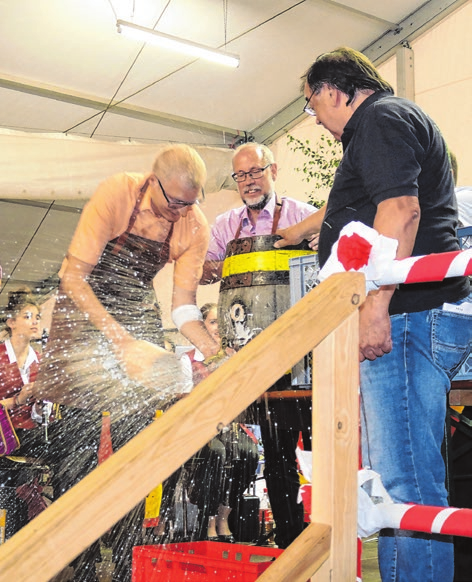 Bieranstich beim Fest 2019. Dieses Jahr schwingt erstmals Peter Keilhofer, Bürgermeister von Oberrot, den Hammer.