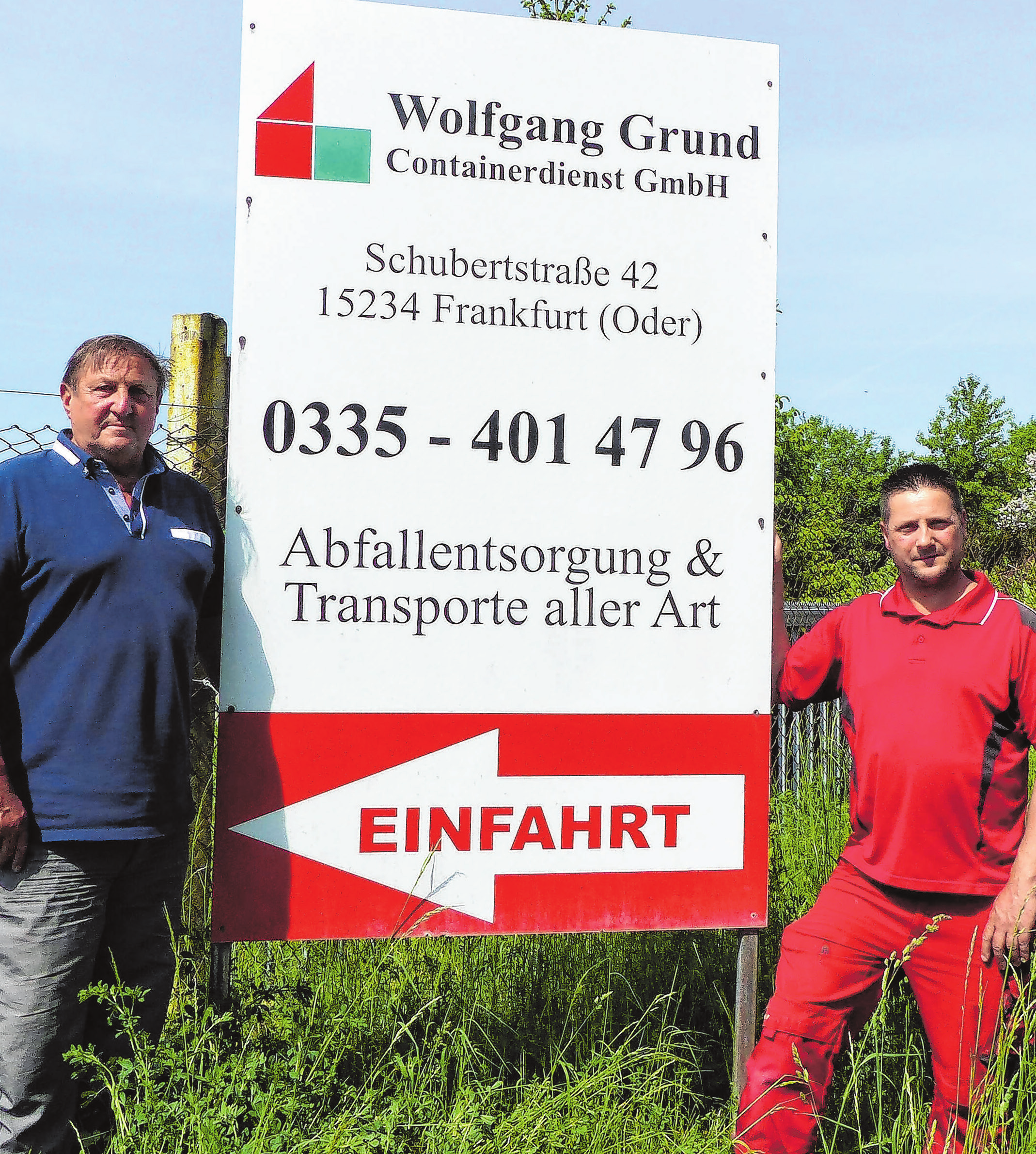 Firmengründer Wolfgang Grund und Sohn André vor dem Eingang des Unternehmens.