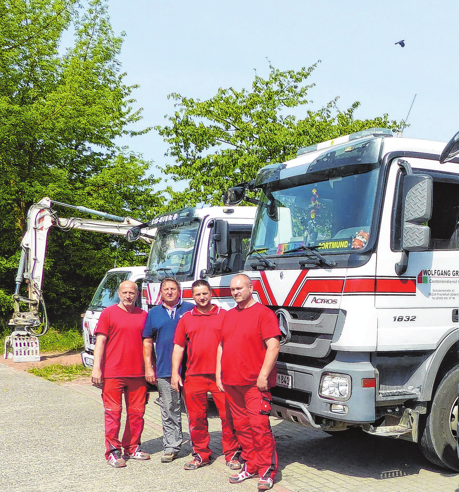 Vor dem schwergewichtigen Fahrzeugpark postierten sich Wolfgang Stauffer, Wolfgang Grund, André Grund und Dirk Seidler (von links).