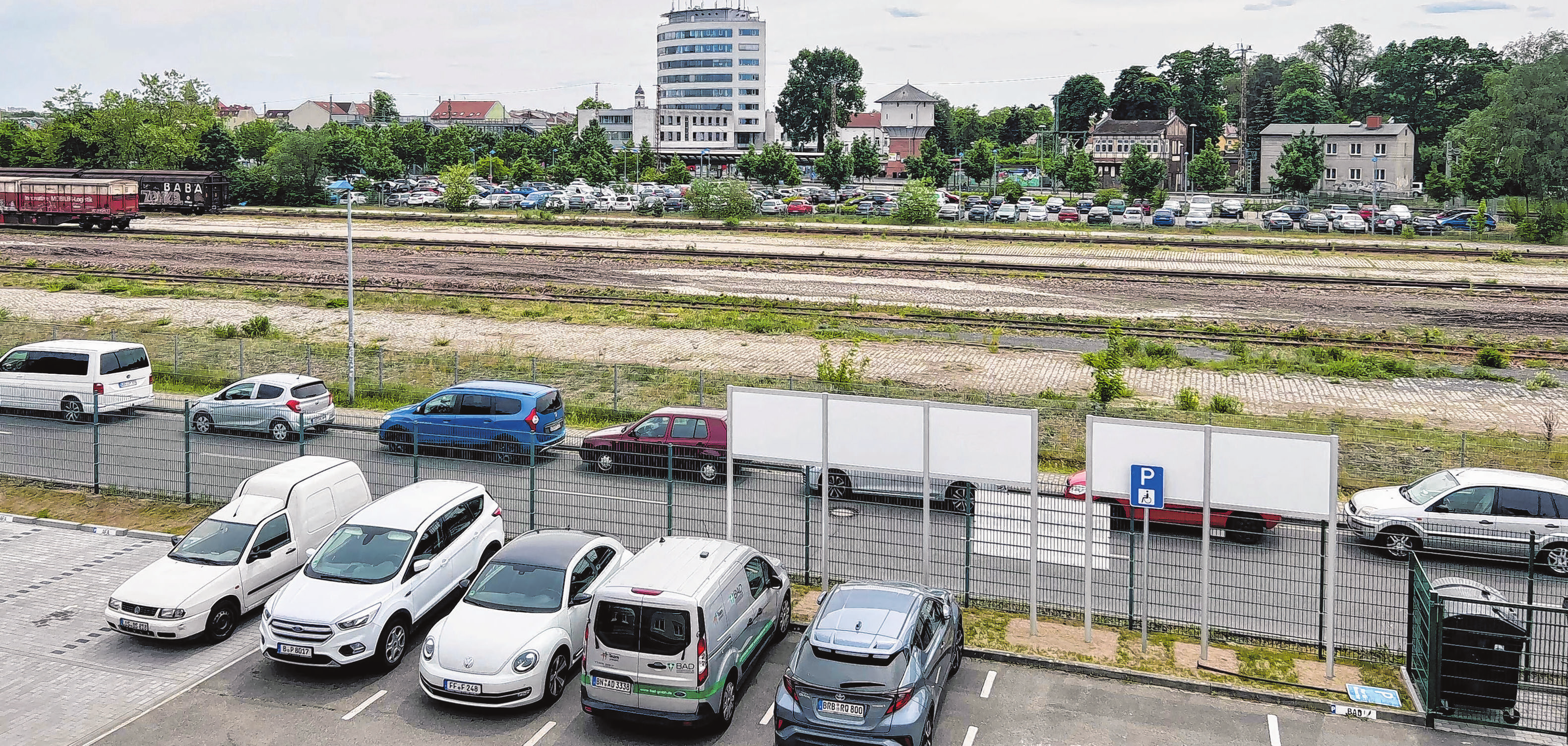 Der eingezäunte Parkplatz in Bahnhofsnähe.