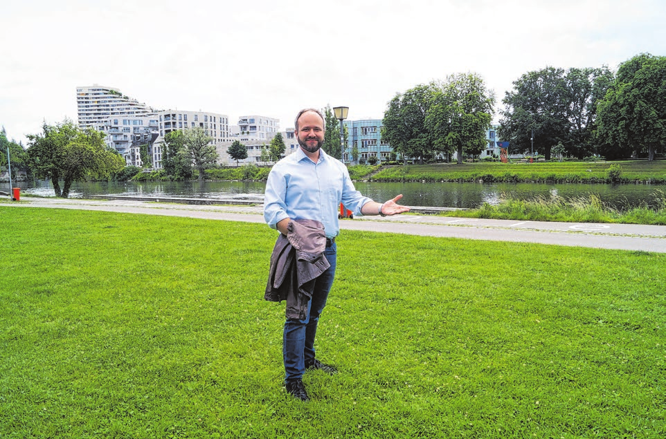 Sebastian Rihm, der Direktor des Donaubüros, deutet auf die Ulmer Seite des Donaufestgeländes. Foto: Petra Starzmann