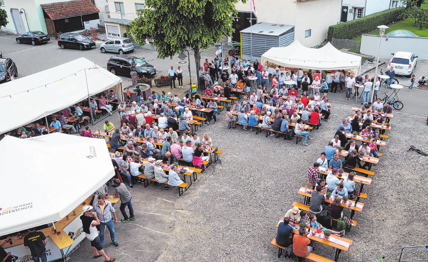 Der Dorfplatz von oben: Erste festliche Bewährungsproben hat die neue Ortsmitte schon bestanden.