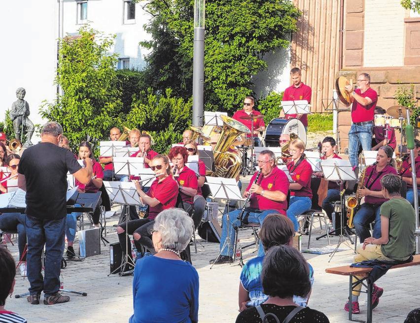 Der Musikverein Boll hat auf dem Dorfplatz schon ein Konzert gegeben. Auch am Einweihungs-Sonntag wird die Kapelle zu hören sein.