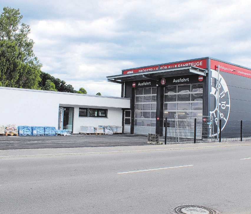 Der hintere Gebäudetrakt: Hier fahren die Kunden mit dem geprüften Gefährt heraus. Links daneben befinden sich die Wohnungen der beiden Inhaber.