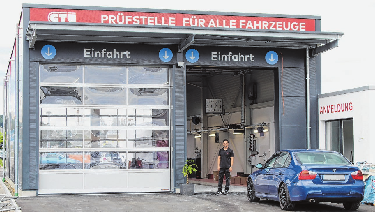 Kurz vor dem Rangendinger Kreisel (in Richtung Hechingen) geht es innerorts auf der L 410/Hechinger Straße rechts auf Akkayas Gelände. Kunden können dort ihr Auto auf dem Seitenstreifen parken und sich dann am Empfang anmelden.