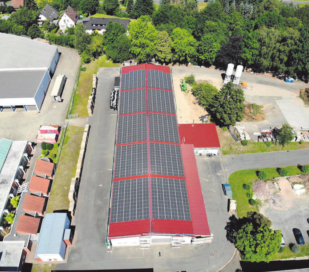 Das eigene Sonnenkraftwerk auf dem Dach wird immer beliebter. Firmendächer eignen sich hervorragend für PV-Anlagen.