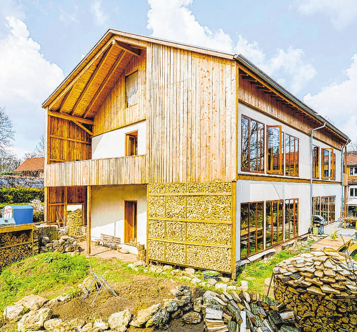 Das Strohhaus ist Teil eines ökologisch orientierten Wohnprojektes. Es ersetzt einen zum Wohnen ausgebauten Schafstall. Foto: Andreas Beetz