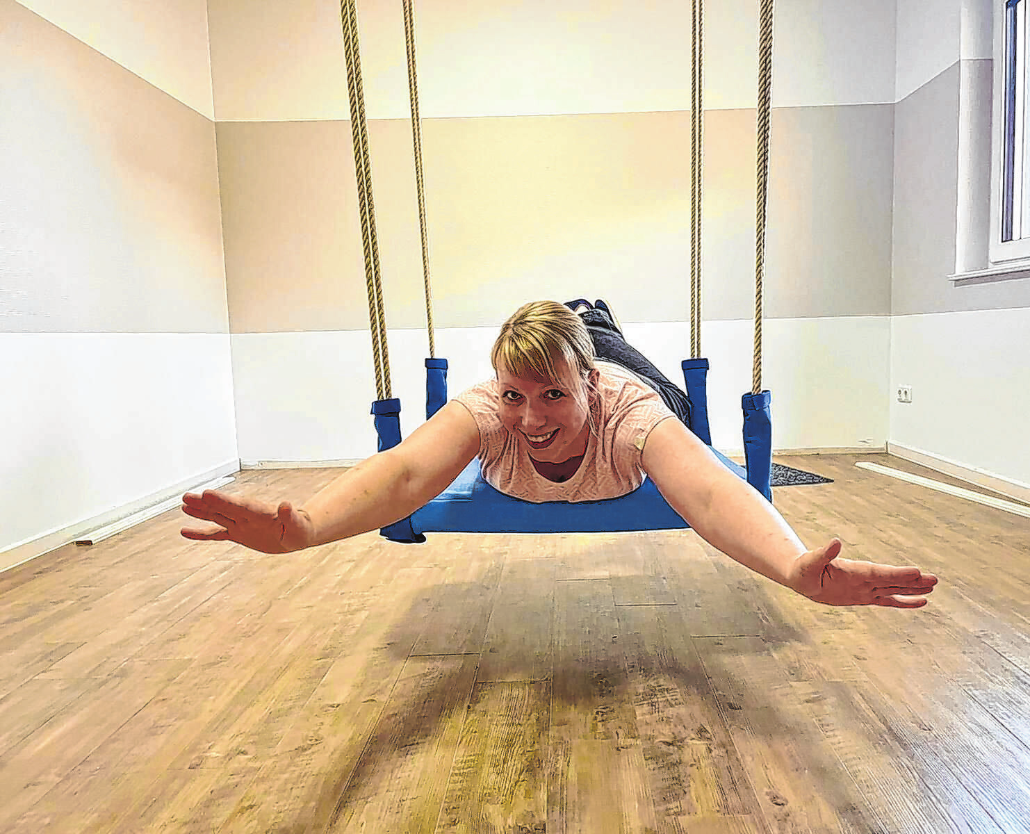 Madlen Gnädig trainiert die Rückenmuskulatur auf der Therapieschaukel. Foto: Grit Hamhalter
