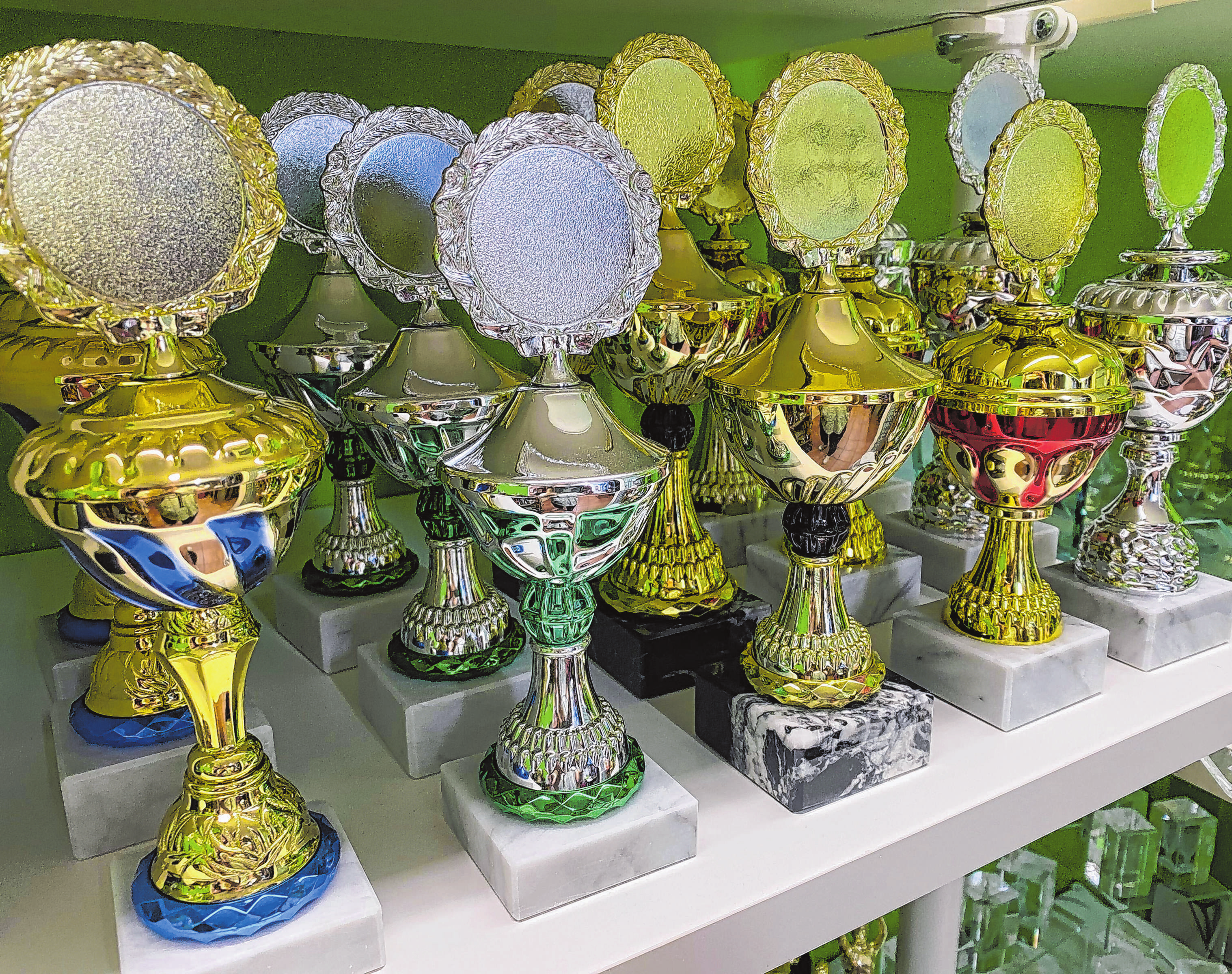 Im Laden gibt es eine große Auswahl an Pokalen, die individuell verziert und gestaltet werden können.