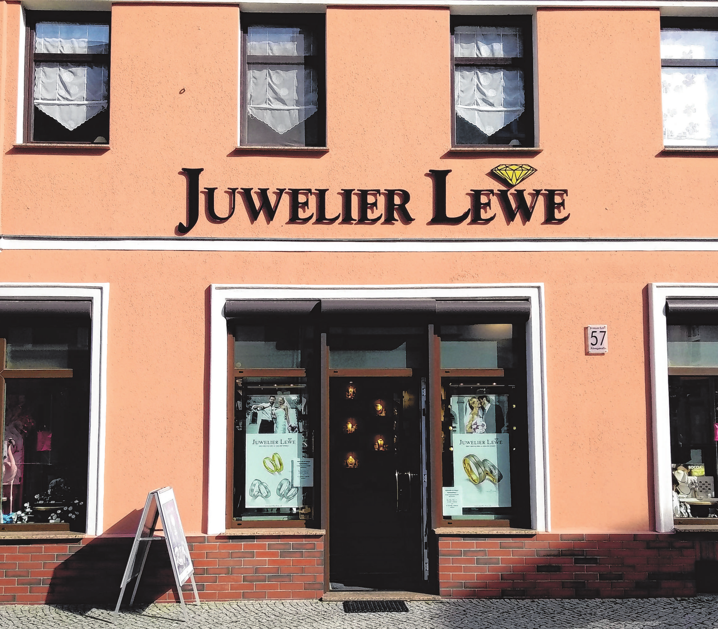 Außenwerbung, die Eindruck macht: am Juweliergeschäft Lewe in Fürstenberg