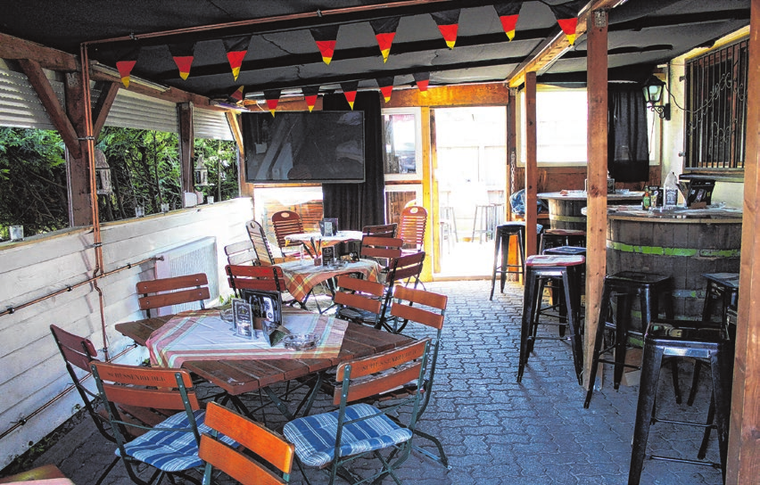 Im überdachten Biergarten lässt es sich bei jedem Wetter gemütlich sitzen.