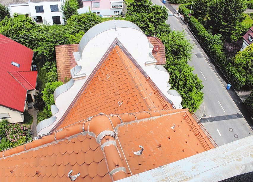 Blick von oben in 34 Meter Höhe auf die Heiligkreuzstraße: Die Dacheindeckung wurde mit hochwertigsten Biberschwanzziegeln komplett erneuert.