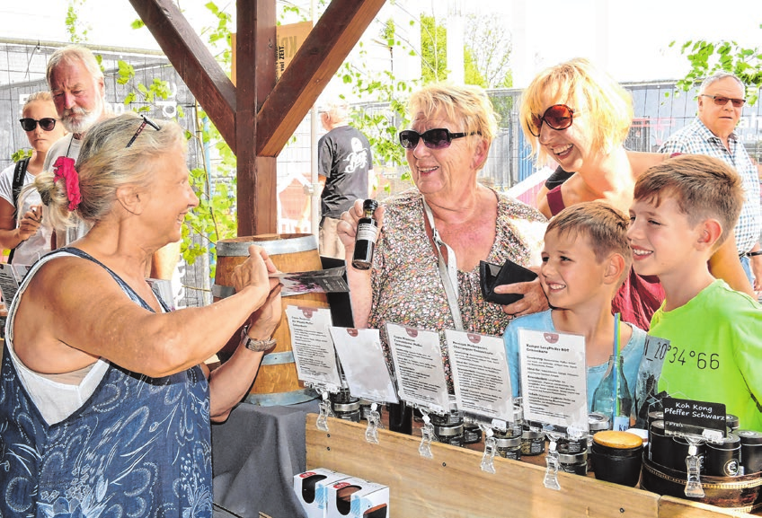 Der große Land- und Handwerkermarkt beim Ulrichsfest in Berg bietet auch viel für den Gaumen. Fotos: Emmenlauer