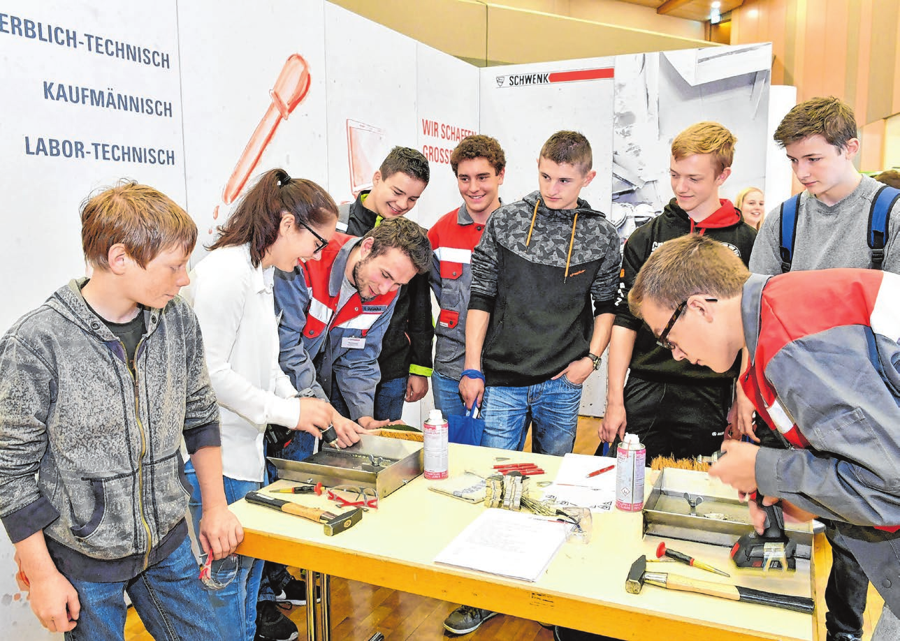 Schwenk Zement in Allmendingen wirbt um Auszubildende mit dem Slogan "Gehe mit Schwenk den nächsten Schritt: Mit der Ausbildung legen wir das Fundament für Deine berufliche Zukunft - bei uns steht Deine persönliche Entwicklung im Mittelpunkt".