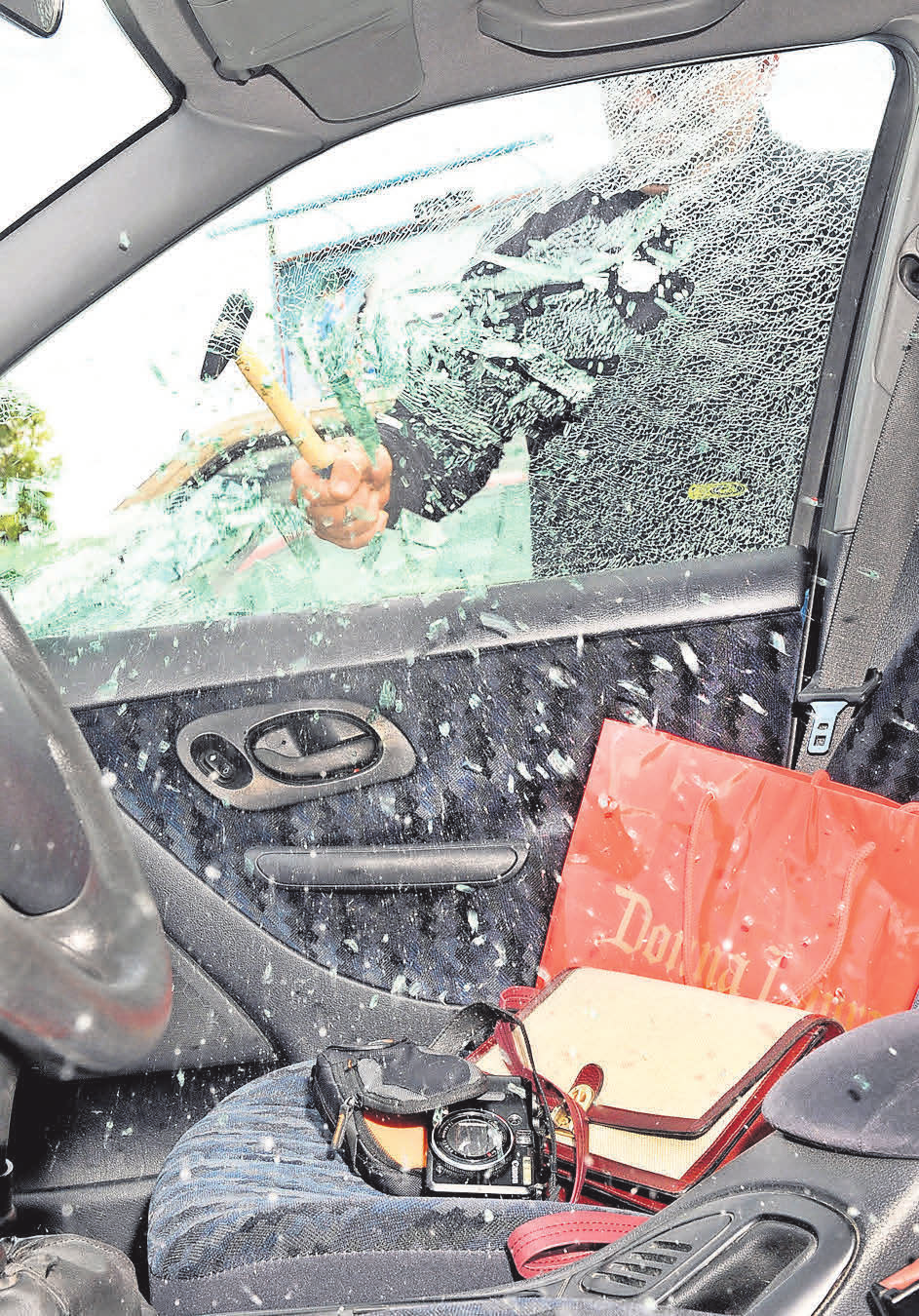 Handtaschen und andere Wertgegenstände, die sichtbar im Auto liegen, sind für Langfinger einfache Beute. Foto: Allianz/dpp