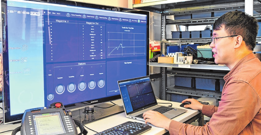 Ein Mitarbeiter der Entwicklung aus der Niederlassung in Taiwan arbeitet an der neuen Gerätesoftware.