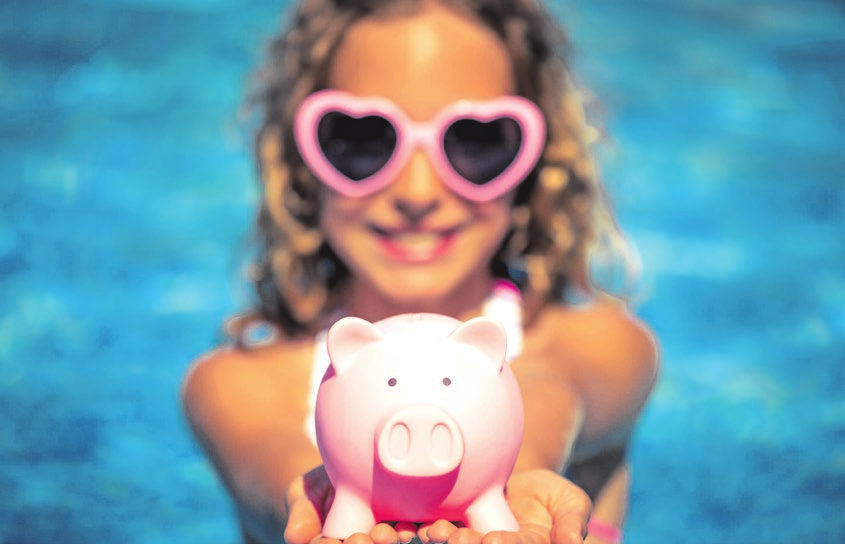 Das Frühstück ist ideal, um den Shoppingtag zu planen. Danach geht es dem Sparschwein an den Kragen. Fotos: contrastwerkstatt/Fotolia.com; Sunny studio/adobe.stock.com