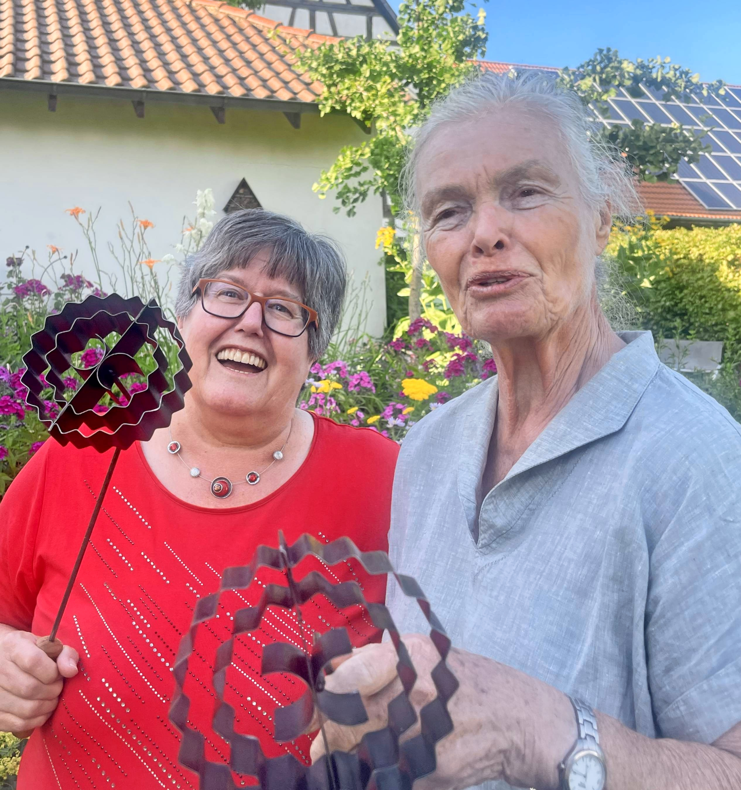 Renate Bender (links) und Renate Heinrich fertigen mit blumenförmigen Eisen ihre Rosenküchle.