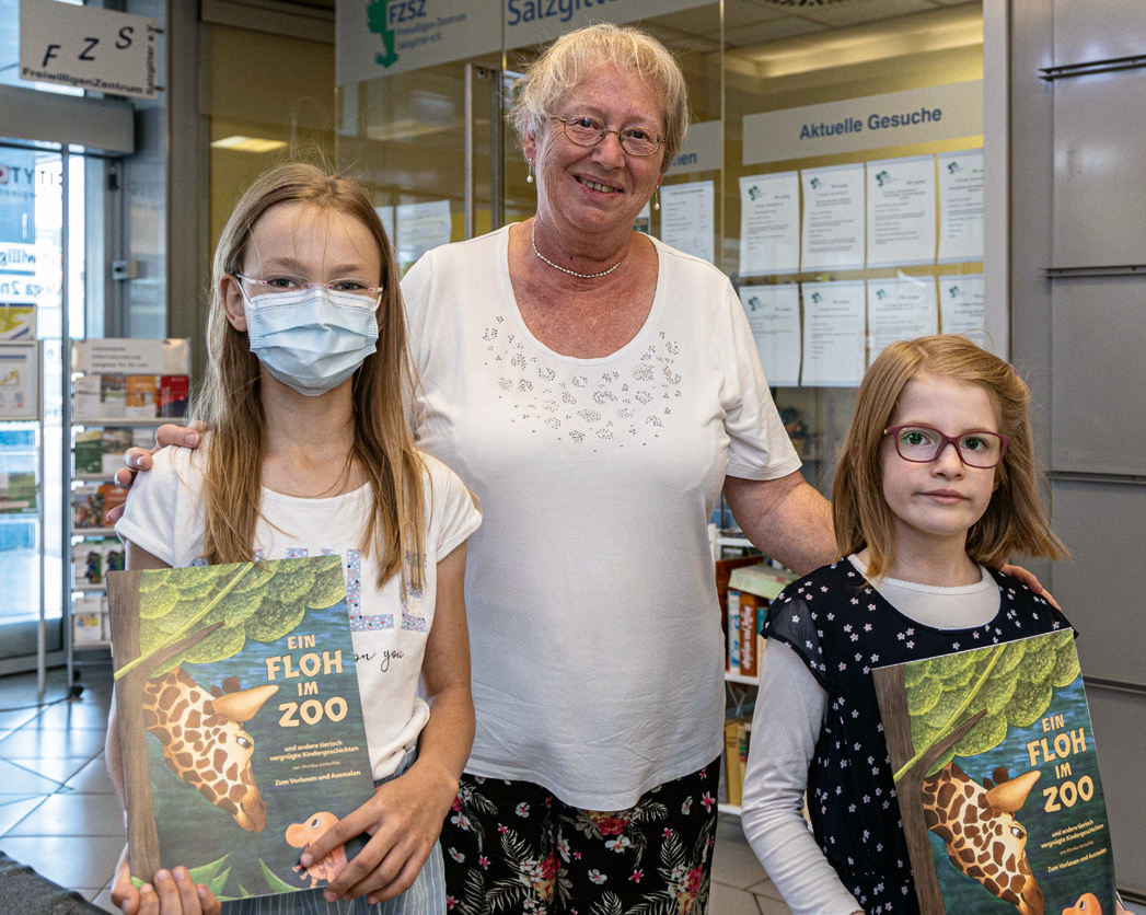 Siegerehrung: Monika Jüntschke, Vorsitzende des Freiwilligenzentrums Salzgitter, mit Hauptgewinnerin Linda und der Zweitplatzierten Maraike. © Rudolf Karliczek