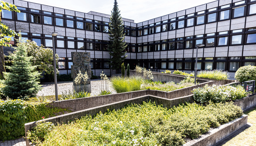 Barrierefrei führt eine Rampe durch die Gartenanlage zum Eingang: Das Amtsgericht wurde in den 70er Jahren gebaut. © Rudolf Karliczek