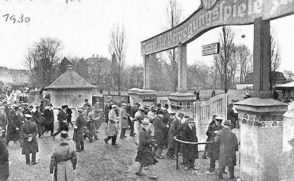100 JAHRE BRUNO: Diese Postkarte zeigt einen Blick auf den Eingang zum VfB-Stadion vor einem Spiel 1930.