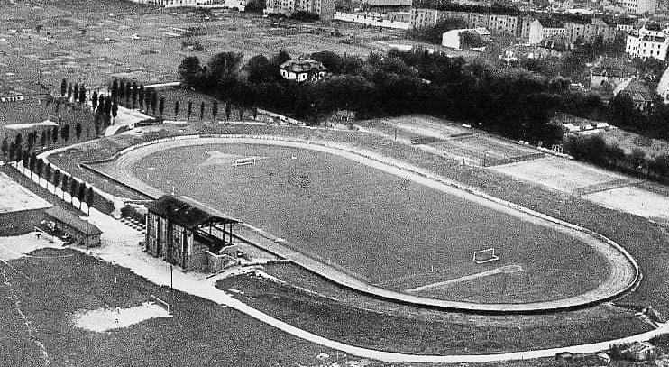 Das Luftbild mit Blick auf das VfB-Stadion mit der damals noch kleinen Holztribüne - wahrscheinlich entstanden vor 1932.
