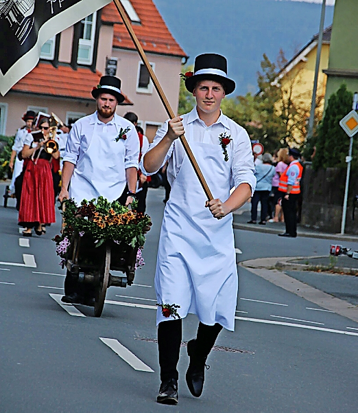 Umzug durch den Ort