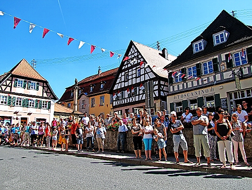 Ein Highlight der Scheßlitzer Kirchweih ist sicherlich der Festzug: Rund 700 Personen beteiligen sich an diesem. Und nach dem Festzug wird am Samstagnachmittag wird ganz traditionell der Kirchweihbaum aufgestellt. FOTOS: ARCHIV/WERNER SCHMUTZER/MATTHIAS HOCH