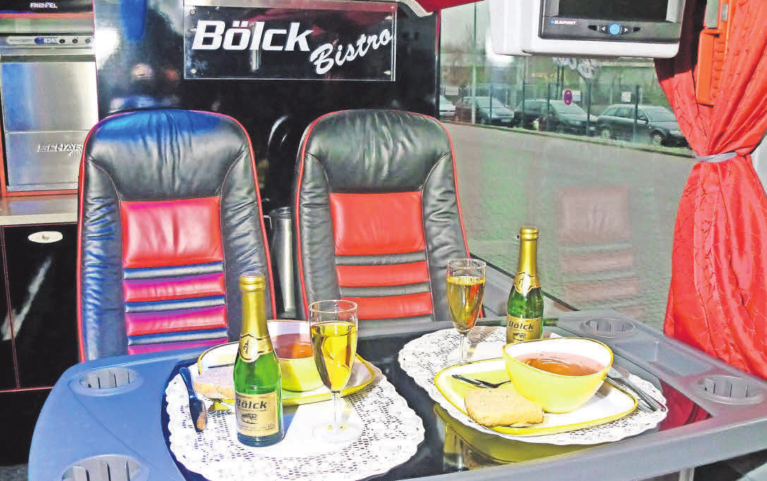 Der Bölck-Bistrobus: 50 Schlafsessel im Oberdeck und ein exklusives Bistro mit Servicepersonal im unteren Bereich.