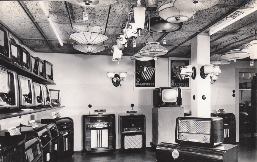 Verkaufsraum von Elektro Schröder in den 1950er Jahren: Fernseher, Radios und Lampen. Foto: Privatarchiv Familie Schröder