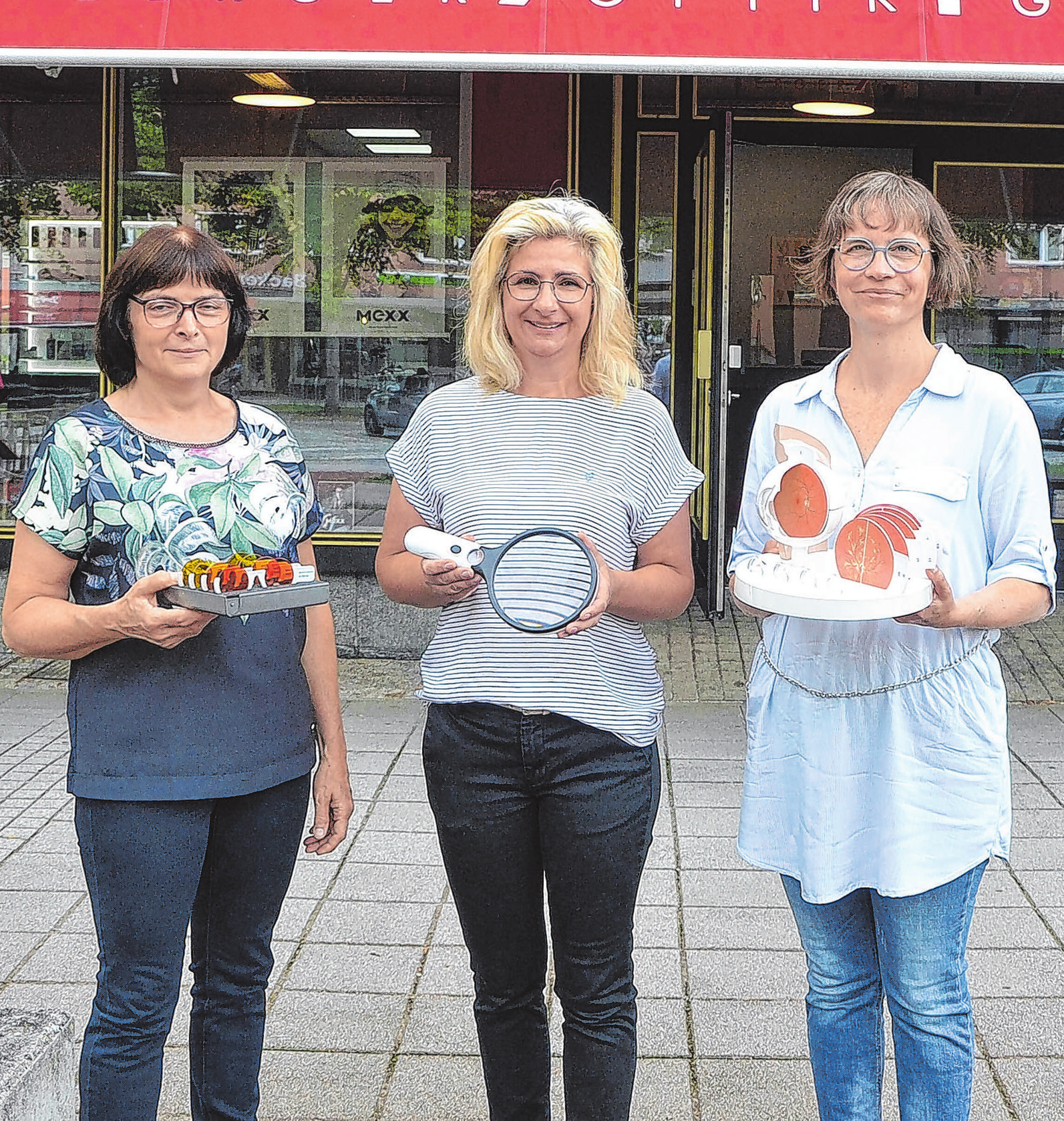 City Optik Eisenhüttenstadt: Filialleiterin Cornelia Harnath, Ines Peisker und Manuela Tischer (v.l.)