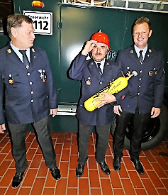 Nach 40 Jahren schied Manfred Knorr aus dem aktiven Dienst der Feuerwehr Mainleus aus. Er hat sich um die „Susi“ wie kein anderer gekümmert. Vorsitzender Thomas Zimmermann (links) und Kommandant Christoph Zimmermann (rechts) bedankten sich.