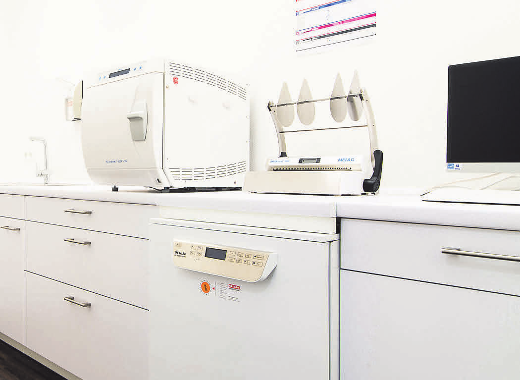 Im Hygieneraum stehen entsprechende Geräte, die ein Höchstmaß an Sauberkeit und Qualität garantieren.