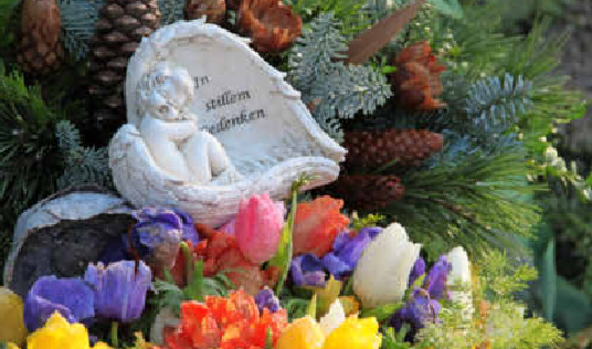 Grabschmuck sollte auch nachhaltig sein. Foto: AdobeStock