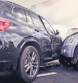 Einmal kurz nicht aufgepasst, schon ist es passiert. Blechschäden aller Art richten die Fachbetriebe. Foto: AdobeStock