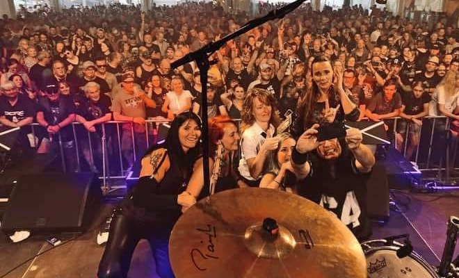 Hells Belles & Friends sind eine ganz besondere TributeBand und werden Neuenstadt so richtig abrocken.