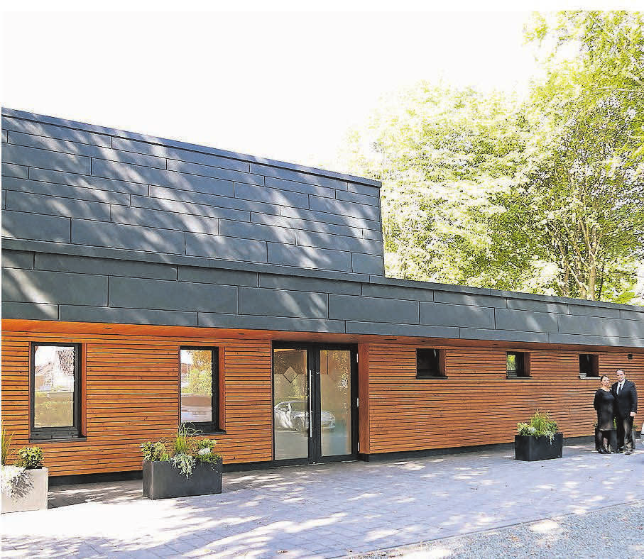 Modern gestaltet präsentiert sich die ehemalige Trauerhalle am Birgdener Friedhof schon jetzt. Einen Blick ins Innere ist den Besuchern beim Tag der offenen Tür erlaubt. FOTO: ANNA PETRA THOMAS