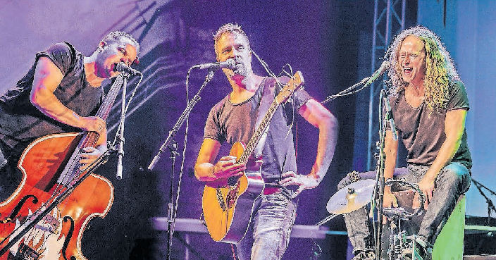 Das Lagerfeuer Trio garantiert beste Stimmung. FOTO: MARKUS HILGÄRTNER