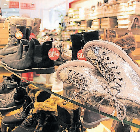 Gut gefüttert durch die kühle Jahreszeit: Auch in den ist die Saisonware jetzt stark reduziert. Schuhgeschäften FOTO: NALINI DIAS