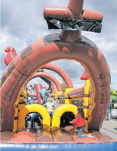 Jede Menge Spaß für die Kleinen: Die Hüpfburgen beim Frühlingsfest in Langerwehe sind stets ein Anziehungspunkt. FOTO: RALF SCHWUCHOW