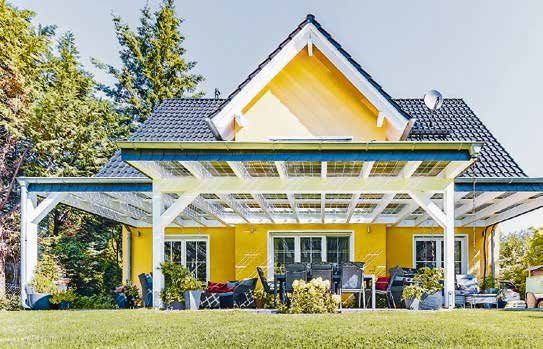 Die Terrasse wird zum privaten Ökokraftwerk: Ein Solardach spendet Schatten und liefert gleichzeitig kostenfreie Energie. Foto: djd/www.solarcarporte.de
