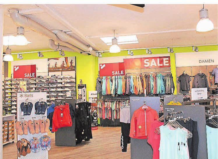 Ob Sommerkleider, Bademoden, Shirts, Röcke, Shorts, Sandalen, Handtaschen oder Wäsche: Ab Montag gibt es in Jülich wieder reichlich Sonderangebote. FOTO: NALINI DIAS
