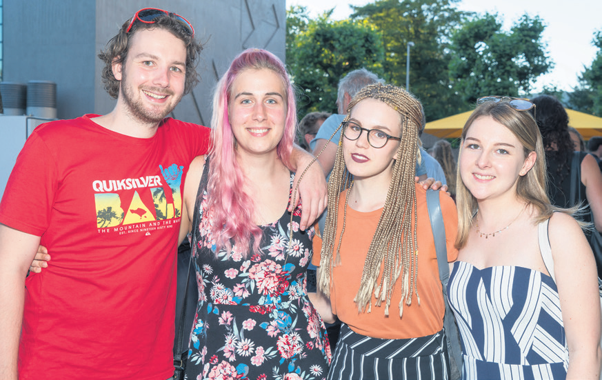 In Festlaune: Absolvent und Absolventinnen der Berufsschule Aarau.