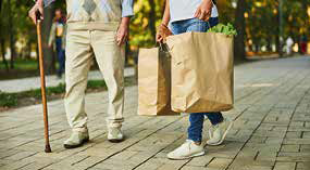 DAS LEBEN SELBSTBESTIMMT BESTREITEN: Einfach und entspannt im Alter durch den Alltag. ©Svitlana / stock.adobe.com