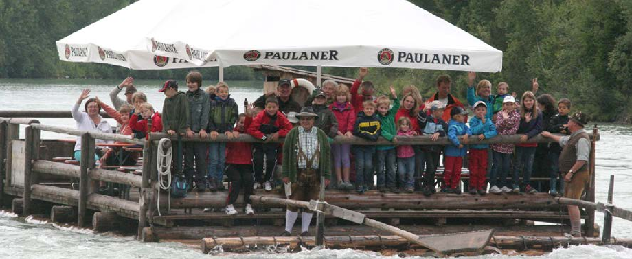 Am Oberen Lechsee in Lechbruck geht es für die Kinder auf eine Floẞfahrt. Foto: Stefan Fichtl