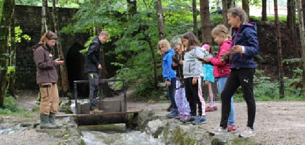 Das Walderlebniszentrum in Füssen bietet für die Kinder eine Waldrallye an. Dabei gibt es verschiedene Spiele- und Quizstationen. Foto: Alexandra Decker