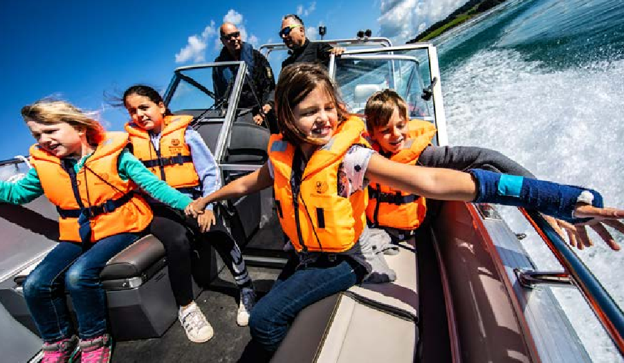 Jedes Jahr aufs Neue ein großer Renner beim AZ-Ferienprogramm ist die Fahrt mit dem Polizeiboot auf dem Forggensee. Foto: Benedikt Siegert
