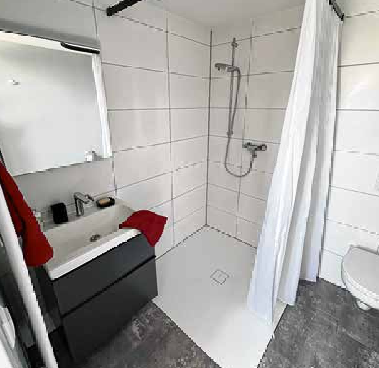 Jede Wohnung hat ein eigenes Bad mit Dusche.